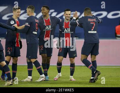 Pablo Sarabia del PSG celebra il suo obiettivo con Kylian Mbappe E compagni di squadra durante la partita di calcio Ligue 1 del campionato francese / LM Foto Stock