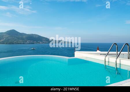 Piscina con scala sul tetto dell'edificio Vista sul mare tropicale, Villa di lusso sulla spiaggia con piscina vista mare in des moderno Foto Stock