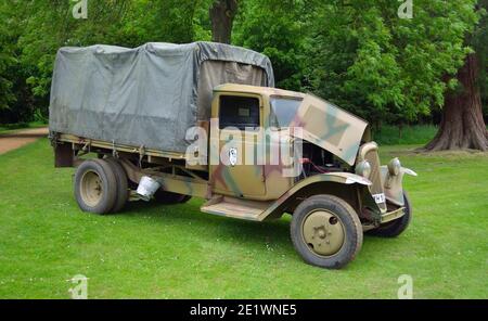 Guerra mondiale 2 camion esercito Citroen parcheggiato di fronte agli alberi. Foto Stock