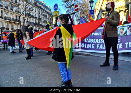 Parigi, Francia. 9 gennaio 2021. Marcia in omaggio a Sakine Cansiz, Fidan Dogan e Leyla Soylemez, tre attivisti curdi assassinati a Parigi nel gennaio 2013, a Parigi, Francia, il 09 gennaio 2021. I manifestanti denunciano l'impunità per questi crimini e per il loro sponsor, dicono il presidente turco Erdogan. Foto di Karim Ait Adjedjou/Avenir Pictures/ABACAPRESS.COM Credit: Abaca Press/Alamy Live News Foto Stock