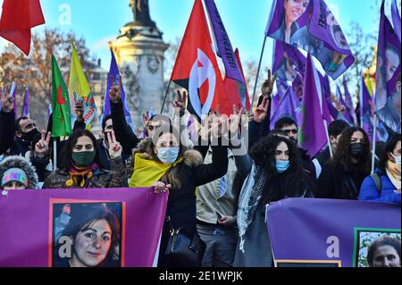 Parigi, Francia. 9 gennaio 2021. Marcia in omaggio a Sakine Cansiz, Fidan Dogan e Leyla Soylemez, tre attivisti curdi assassinati a Parigi nel gennaio 2013, a Parigi, Francia, il 09 gennaio 2021. I manifestanti denunciano l'impunità per questi crimini e per il loro sponsor, dicono il presidente turco Erdogan. Foto di Karim Ait Adjedjou/Avenir Pictures/ABACAPRESS.COM Credit: Abaca Press/Alamy Live News Foto Stock