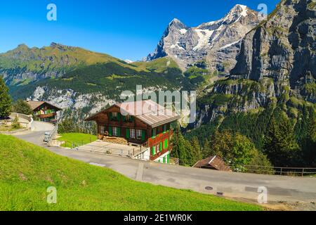 Famosa località montana con vecchie case in legno e alte montagne sullo sfondo, Murren, Oberland Bernese, Svizzera, Europa Foto Stock