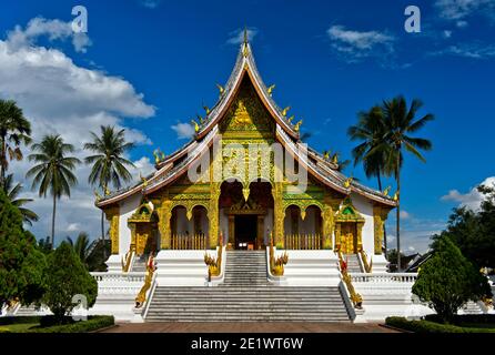 Facciata intricately adorned del tempio di Haw Pha Bang sul terreno dell'ex Palazzo reale, Luang Prabang, Laos Foto Stock