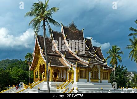 Facciata intricately adorned del tempio di Haw Pha Bang sul terreno dell'ex Palazzo reale, Luang Prabang, Laos Foto Stock