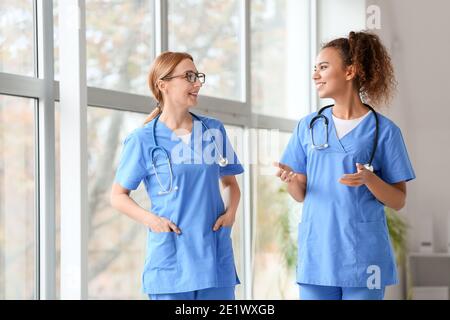 Le dottoresse discutono di diagnosi in clinica Foto Stock