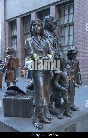 Denkmal, `Zuege ins Leben – Zuege in den Tod´, Friedrichstrasse, Mitte, Berlino, Germania Foto Stock