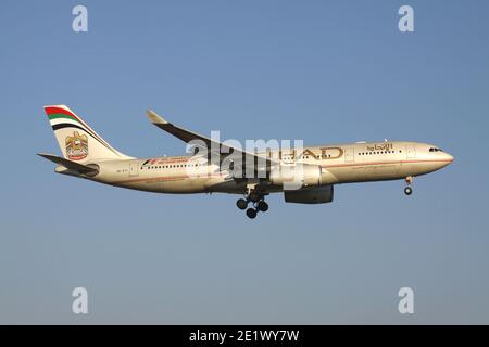 Etihad Airways Airbus A330-200 con registrazione A6-EYI su breve finale per la pista 01 dell'aeroporto di Bruxelles. Foto Stock