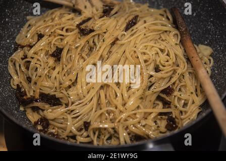 linguine piccanti salato in padella Foto Stock