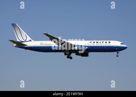 United Airlines Boeing 767-300 con registrazione N648UA su breve finale per la pista 01 dell'aeroporto di Bruxelles. Foto Stock