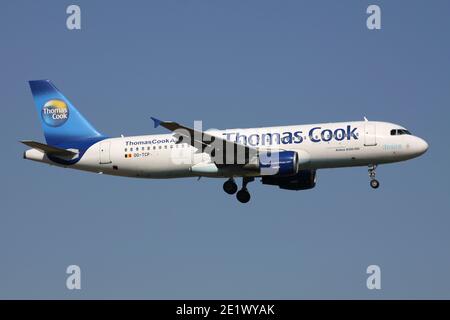 Thomas Cook Airlines Belgium Airbus A320-200 con registrazione OO-TCP in finale per la pista 01 dell'aeroporto di Bruxelles. Foto Stock