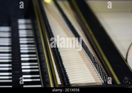 Tastiera di clavicembalo (fuoco selettivo), dettaglio su una tastiera clavicembalo. Strumento musicale barocco. Foto Stock