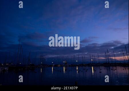 Tramonto sul lago. Luogo tranquillo del porto di Ouchy, Losanna, Svizzera. Foto Stock