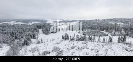 Blick über verschneite Harzer Wälder Foto Stock