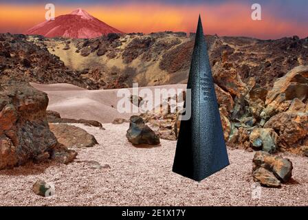 Qui è mostrata un'immagine di fantasia di un obelisco alieno su un pianeta simile a una Marte con un enorme vulcano sullo sfondo. Foto Stock