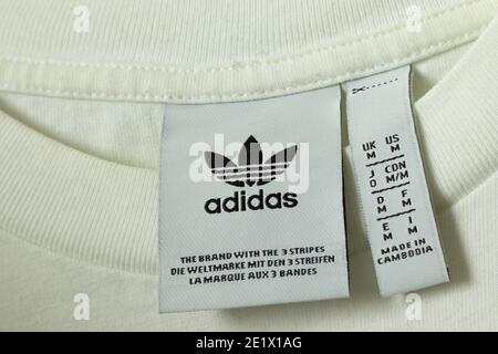 Mosca, Russia - 5 dicembre 2020: Primo piano del logo dell'etichetta Adidas Originals, editoriale illustrativo. Foto Stock