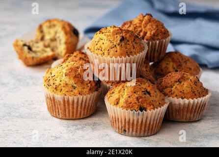 Semi di chia fatti in casa e muffin ai mirtilli rossi. Foto Stock