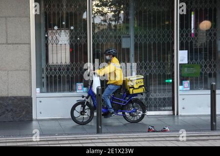 Sydney, Australia. 10 gennaio 2021. I piloti di consegna continuano a pedalare illegalmente sul marciapiede a Sydney, nuovo Galles del Sud. Se catturati dalla polizia nello stato del nuovo Galles del Sud, potrebbero essere soggetti a una multa di oltre 100 dollari. Nella foto: Un ciclista EASI per la consegna di cibo si snoda lungo George Street. Credit: Carota/Alamy Live News Foto Stock