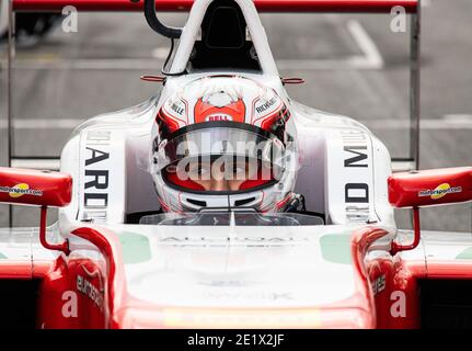 Vallelunga, Italia 5 dicembre 2020, weekend di gare Aci. Vista frontale ritratto del pilota di formula car in cabina con casco Foto Stock