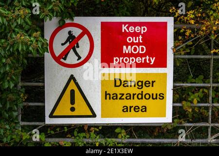 Cartello "Keep out MOD Property" sul bordo della Military Land sulla Salisbury Plain, Wiltshire, Regno Unito. Foto Stock