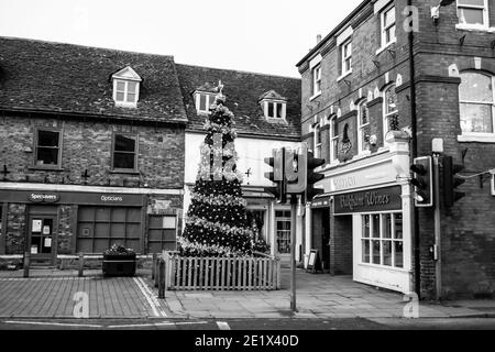 OAKHAM, RUTLAND, INGHILTERRA - 25 dicembre 2020: Albero di Natale nel centro di Oakham Foto Stock