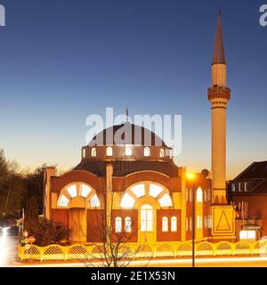 La Moschea Fatih in serata, Essen, Ruhr zona, Nord Reno-Westfalia, Germania Foto Stock