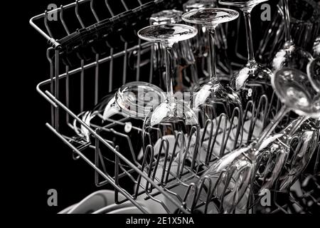 Lavate i piatti in lavastoviglie. Bicchieri di vino, bicchieri di vino frizzante. Primo piano. Concetto di lavaggio e casalinghi Foto Stock