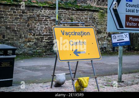 OAKHAM, RUTLAND, INGHILTERRA - 25 dicembre 2020: Cartello direzionale del Centro di vaccinazione (Covid-19) a Oakham, Rutland Foto Stock