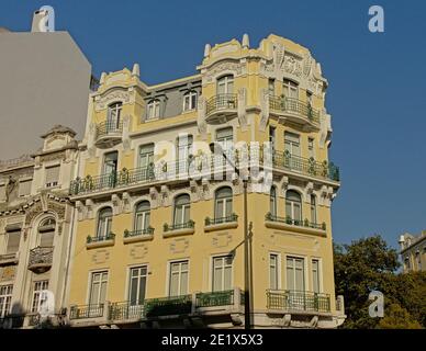 Particolare del tipico edificio portoghese di appartamenti in color giallo pastello nelle strade di Lisbona, Portogallo Foto Stock