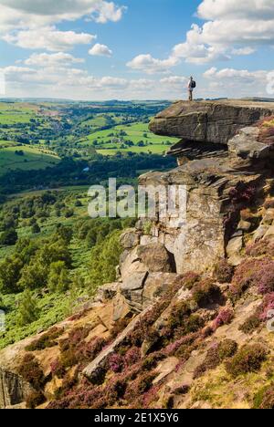 Escursionista in piedi da solo su Froggatt Edge vicino Chesterfield Derbyshire picco Distretto parco nazionale Inghilterra GB UK Europa Foto Stock