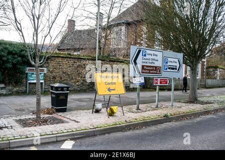 OAKHAM, RUTLAND, INGHILTERRA - 25 dicembre 2020: Cartello direzionale del Centro di vaccinazione (Covid-19) a Oakham, Rutland Foto Stock