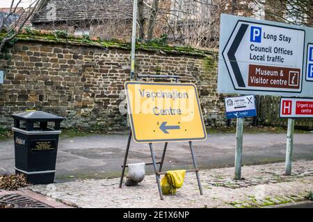 OAKHAM, RUTLAND, INGHILTERRA - 25 dicembre 2020: Cartello direzionale del Centro di vaccinazione (Covid-19) a Oakham, Rutland Foto Stock