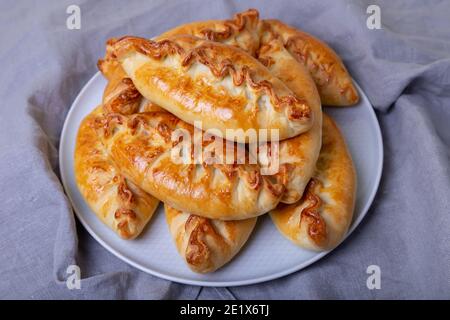 Pies (pirozhki) con cavolo. Cottura fatta in casa. Cucina tradizionale russa e Ucraina. Primo piano. Foto Stock