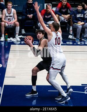 Moraga, California, USA, 9 gennaio 2021. Santa Clara Broncos in avanti Guglielmo Caruso (30) si mette in palio durante la partita di basket maschile NCAA tra Santa Clara Broncos e i Saint Mary's Gaels 66-64 vincere al McKeon Pavilion Moraga Calif. Thurman James/CSM/Alamy Live News Foto Stock