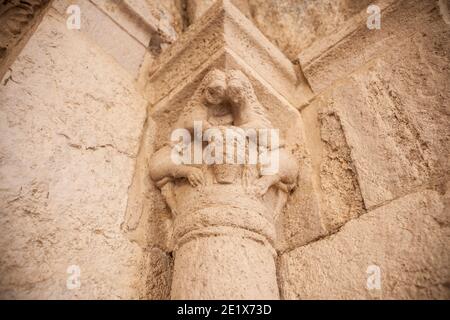 Capitale del vecchio ospedale di Sant Julia, Besalu. Garottxa, Girona, Catalogna, Spagna Foto Stock