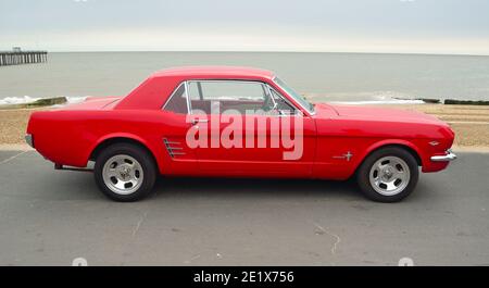 Classic Red Ford Mustang parcheggiato sul lungomare. Foto Stock