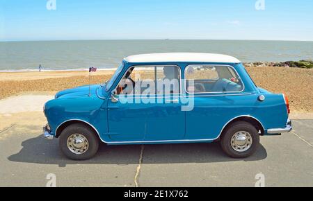 Auto Classic Riley Mini Motor parcheggiata sul lungomare. Foto Stock