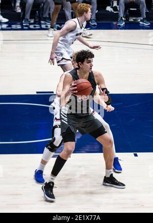 Moraga, California, USA, 9 gennaio 2021. Santa Clara Broncos in avanti Guglielmo Caruso (30) cerca di passare la palla durante la partita di basket maschile NCAA tra Santa Clara Broncos e la Saint Mary's Gaels 66-64 vincere al McKeon Pavilion Moraga Calif. Thurman James/CSM/Alamy Live News Foto Stock