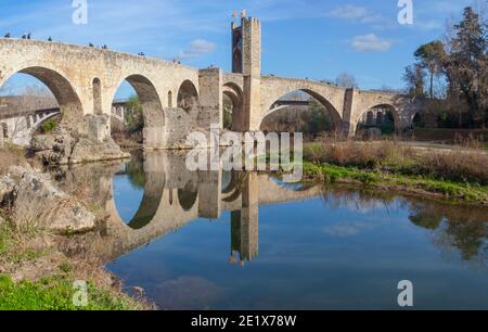 Fiume Fluvia con ponte medievale in fondo, Besalu. Garottxa, Girona, Catalogna, Spagna Foto Stock
