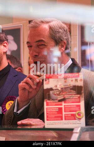 18/04/16. Sheffield, Regno Unito. Il leader dell’UKIP Nigel Farage fa un gesto di shush durante una visita a Sheffield per sostenere la campagna di Steve Winstone nello Sheff Foto Stock