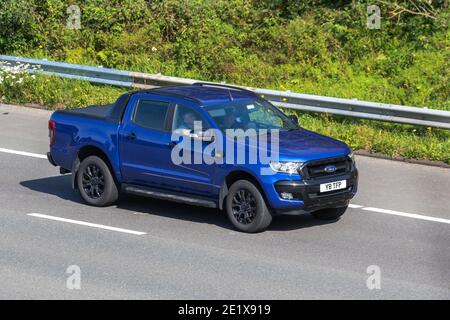 2019 blu Ford Ranger Wildtrak 4X4 DCB TDCI A traffico veicolare, veicoli in movimento, veicolo a vento rosso che guida su strade del Regno Unito, motori LCV, motore sulla rete stradale autostradale M6 del Regno Unito Foto Stock