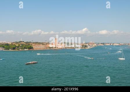 Vista panoramica sull'isola di la Certosa e sull'isola di Sant'Elena all'ingresso della Venezia Italia Foto Stock