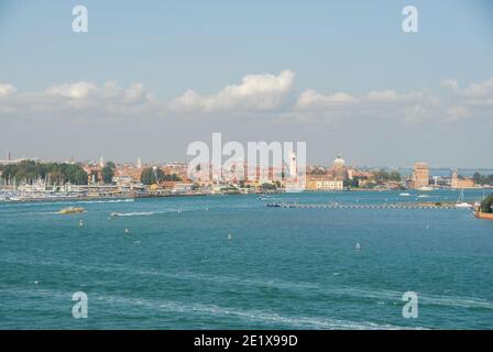 Vista panoramica sull'isola di la Certosa e sull'isola di Sant'Elena all'ingresso della Venezia Italia Foto Stock