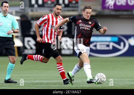 ROTTERDAM, PAESI BASSI - GENNAIO 10: L-R: Adil Auassar di Sparta Rotterdam, Jens Toornstra di Feyenoord durante la partita olandese di Eredivisie tra Sparta Rotterdam e Feyenoord a Het Kasteel il 10 gennaio 2021 a Rotterdam, Paesi Bassi (Foto di Herman Dingler/BSR AgencyOrange PicturesAlamy Live News) Foto Stock