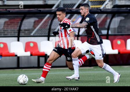 ROTTERDAM, PAESI BASSI - GENNAIO 10: L-R: Adil Auassar di Sparta Rotterdam, Marcos Senesi di Feyenoord durante la partita olandese di Eredivisie tra Sparta Rotterdam e Feyenoord a Het Kasteel il 10 gennaio 2021 a Rotterdam, Paesi Bassi (Foto di Herman Dingler/BSR AgencyOrange PicturesAlamy Live News) Foto Stock