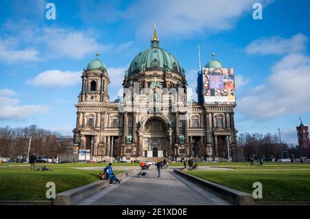 Berlino, Germania. 10 gennaio 2021. Il sole splende al Lustgarten di fronte alla Cattedrale di Berlino. Credit: Christophe Gateau/dpa/Alamy Live News Foto Stock