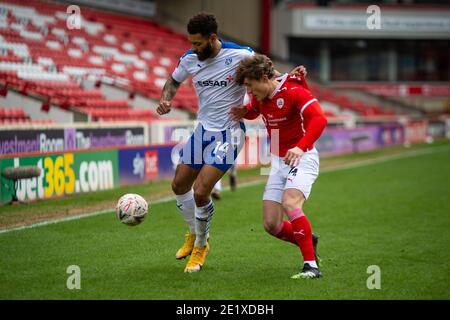 Barnsley, Regno Unito. 10 gennaio 2021. Kaiyne Woolery di Tranmere Rovers tiene fuori Callum stili di Barnsley durante la partita della fa Cup a Oakwell, Barnsley Picture di Matt Wilkinson/Focus Images/Sipa USA 10/01/2021 Credit: Sipa USA/Alamy Live News Foto Stock