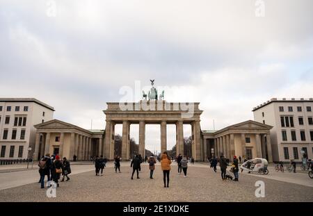 Berlino, Germania. 10 gennaio 2021. Ci sono visitatori su Pariser Platz di fronte alla porta di Brandeburgo. Credit: Christophe Gateau/dpa/Alamy Live News Foto Stock