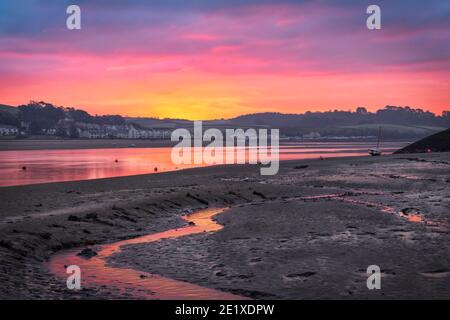 Appletore, North Devon, Inghilterra. Domenica 10 gennaio 2021. Regno Unito Meteo. Con cielo limpido, le temperature scendono appena sopra il gelo durante la notte nel Devon del Nord. All'alba le nuvole si avvolgono mentre il sole sorge sull'estuario del fiume Torridge con bassa marea nei pittoreschi villaggi costieri di Appletore e Instow. Credit: Terry Mathews/Alamy Live News Foto Stock