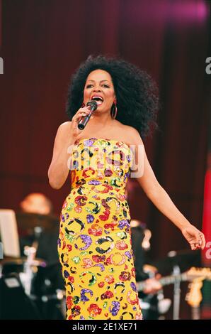 Diana Ross sul palco del Safeway picnic nel Park 2002, tenutosi a Hyde Park, Londra, Regno Unito. 29 giugno 2002. Foto Stock