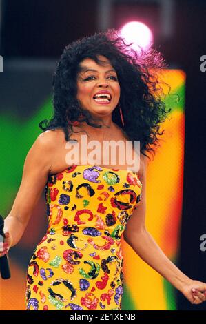 Diana Ross sul palco del Safeway picnic nel Park 2002, tenutosi a Hyde Park, Londra, Regno Unito. 29 giugno 2002. Foto Stock